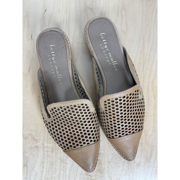 Bettye Muller Women's Concept Cara Perforated Leather Mules Brown Tan Size 7M - Picture 2 of 9